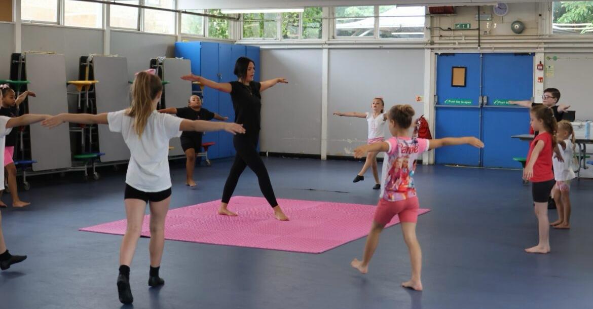 Kirsty leading a group dance class at Pinnacle Studios